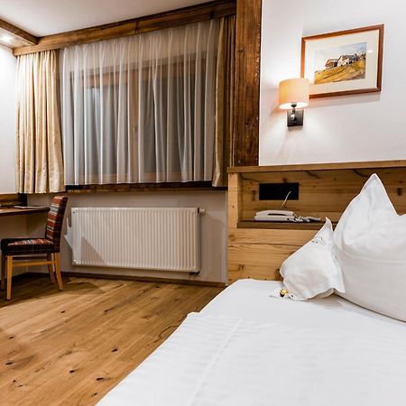 Garni Hotel Rosengarten B&B Selva di Val Gardena Ngoại thất bức ảnh