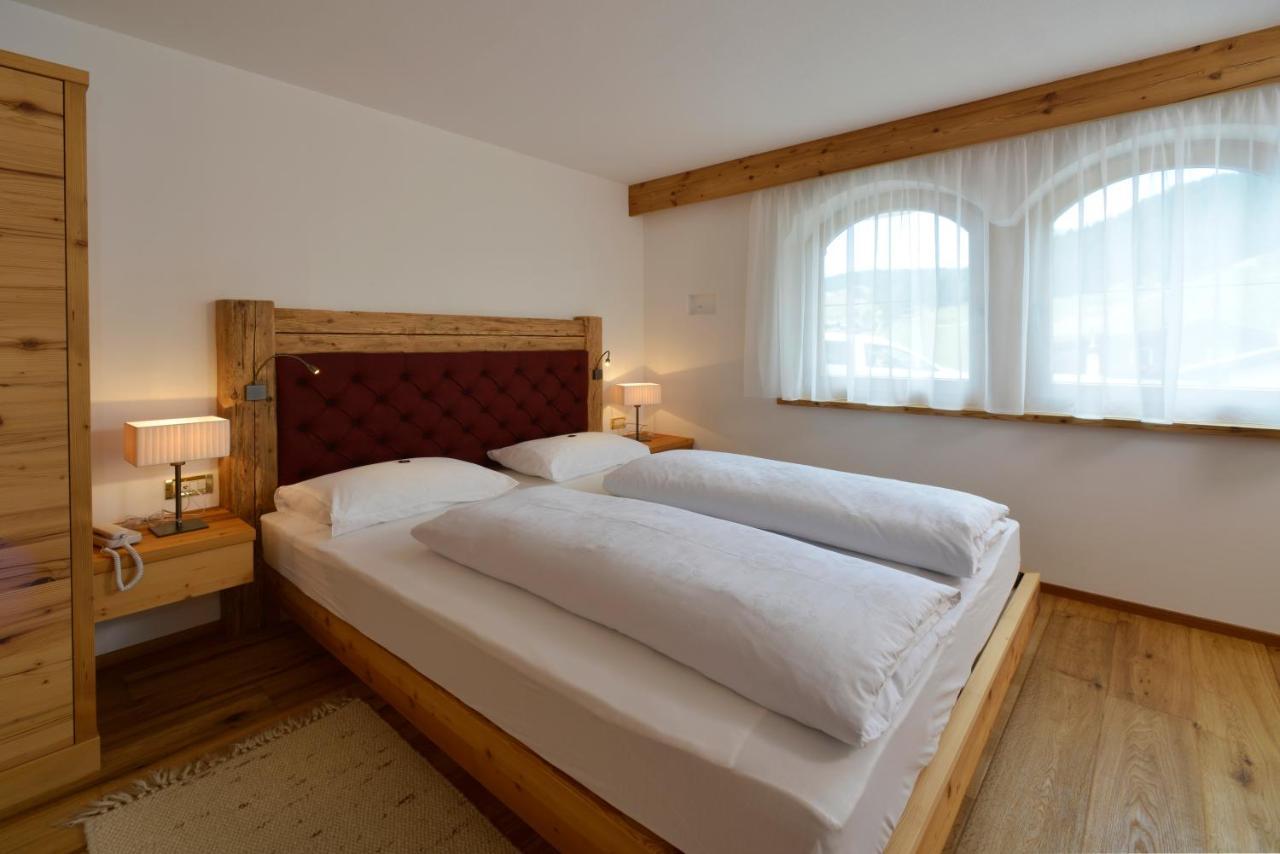 Garni Hotel Rosengarten B&B Selva di Val Gardena Ngoại thất bức ảnh