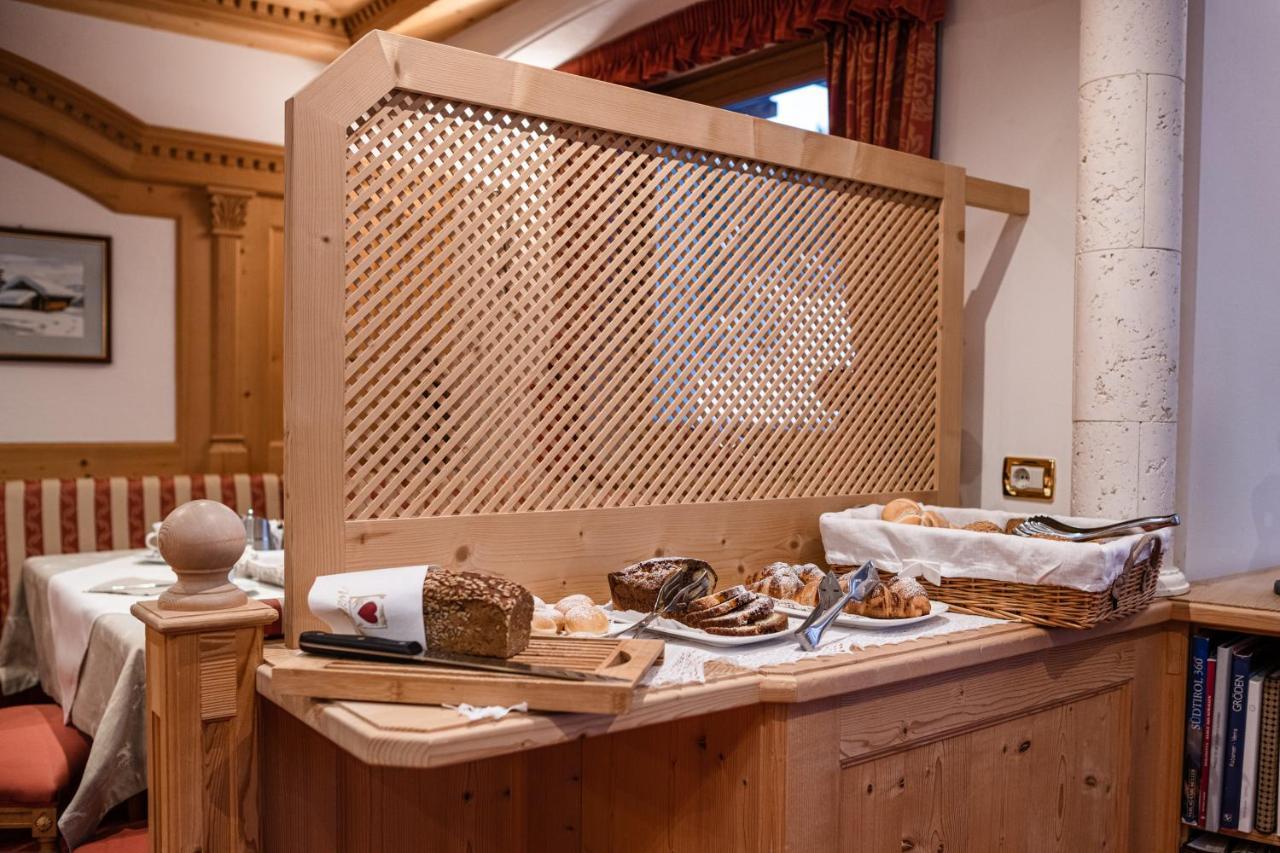 Garni Hotel Rosengarten B&B Selva di Val Gardena Ngoại thất bức ảnh