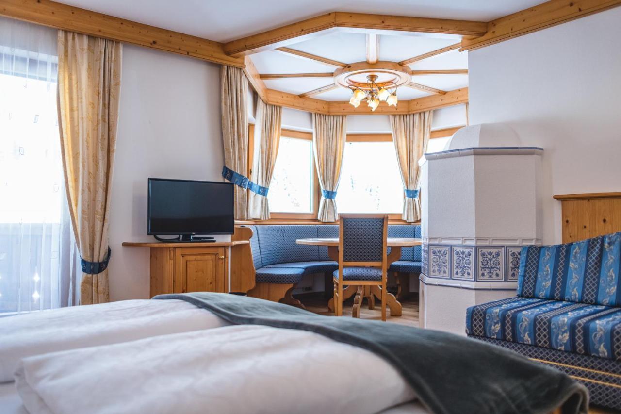Garni Hotel Rosengarten B&B Selva di Val Gardena Ngoại thất bức ảnh
