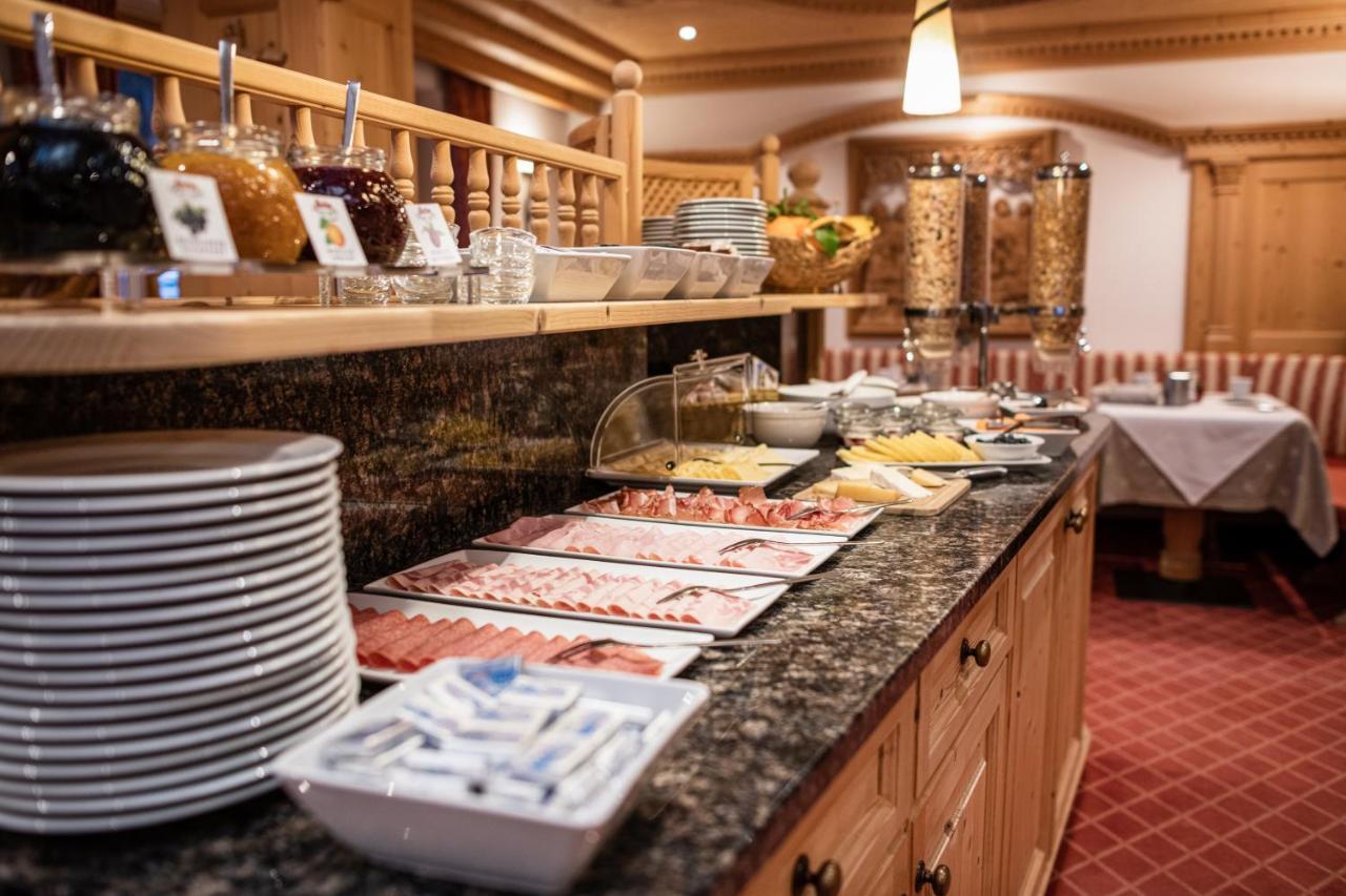 Garni Hotel Rosengarten B&B Selva di Val Gardena Ngoại thất bức ảnh