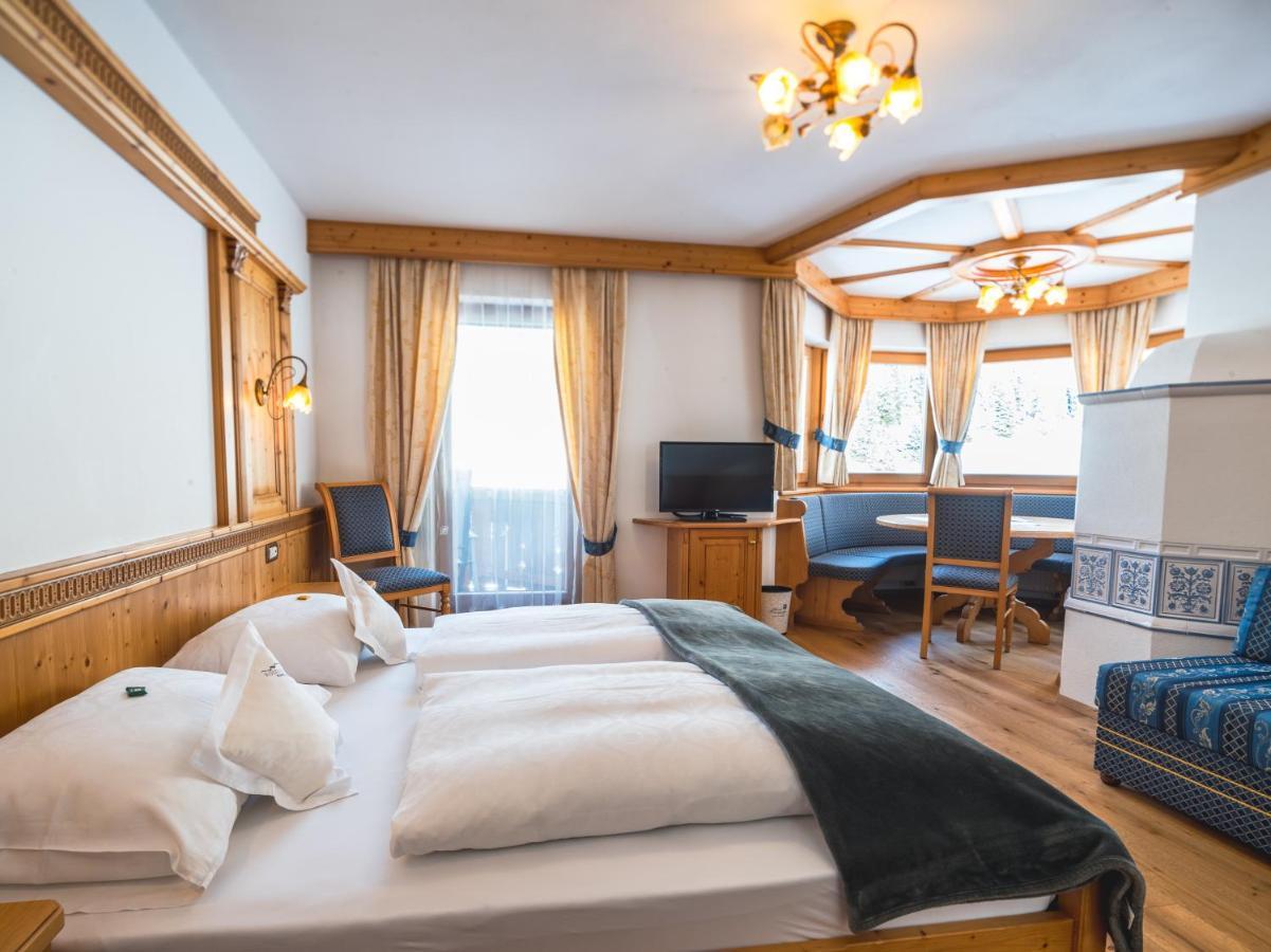 Garni Hotel Rosengarten B&B Selva di Val Gardena Ngoại thất bức ảnh