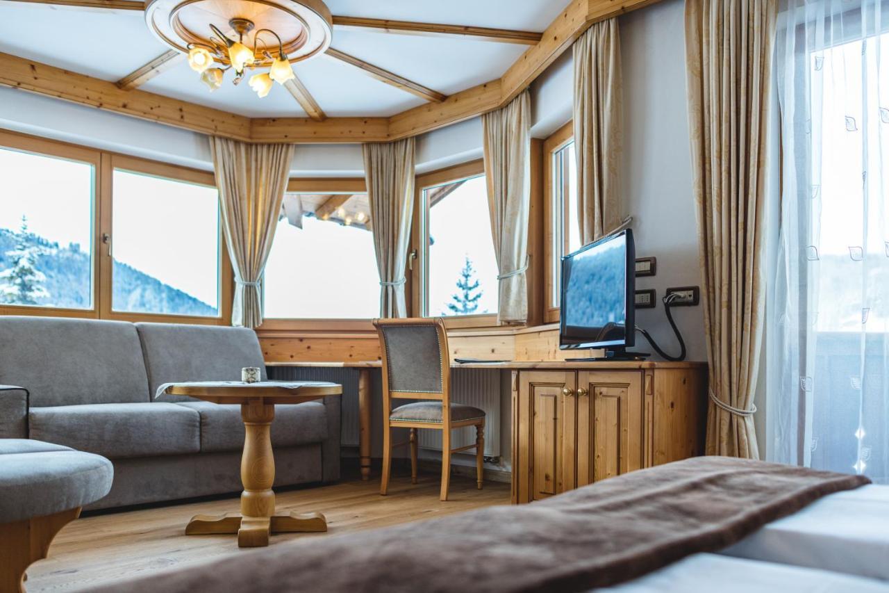 Garni Hotel Rosengarten B&B Selva di Val Gardena Ngoại thất bức ảnh