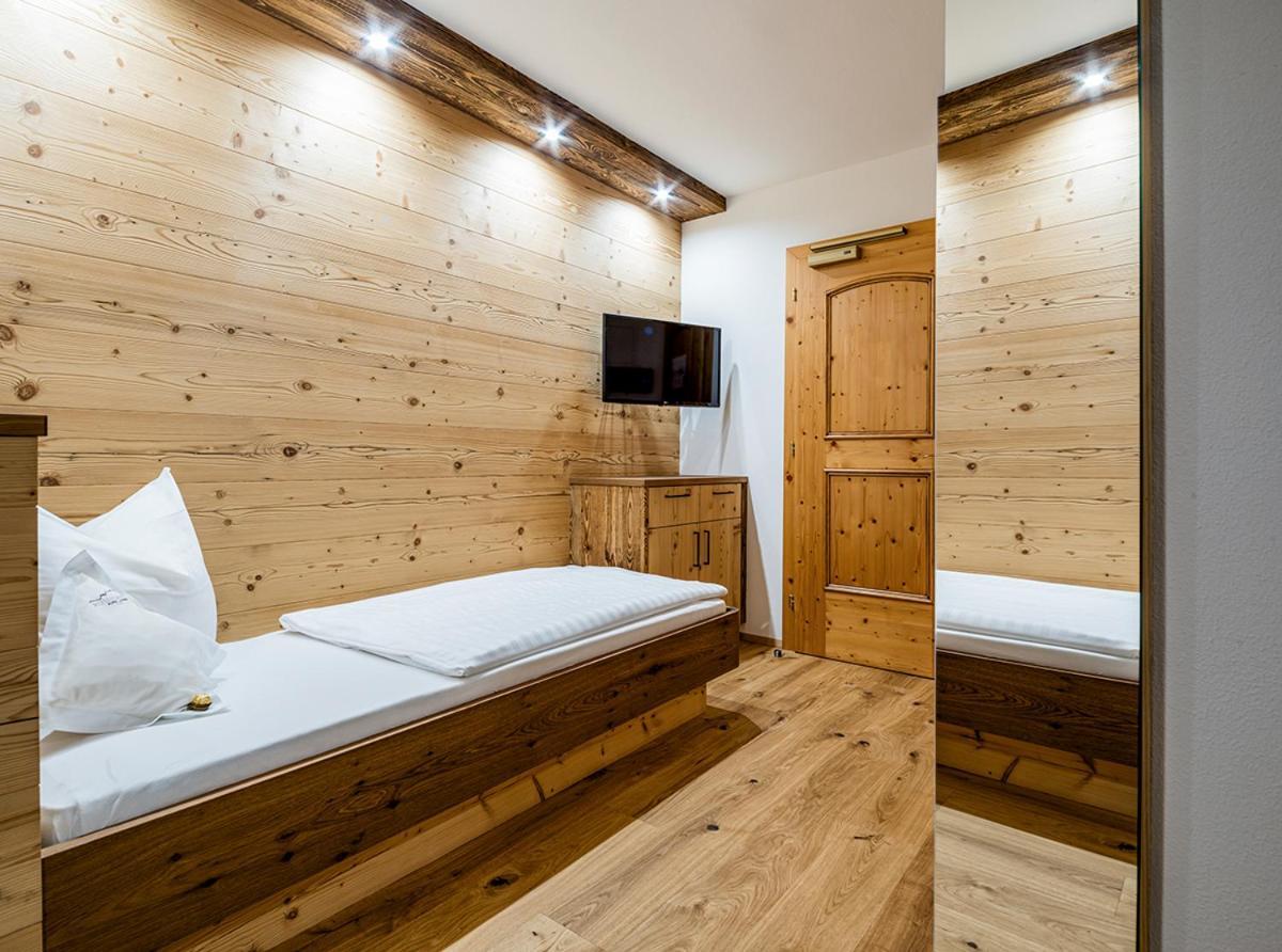 Garni Hotel Rosengarten B&B Selva di Val Gardena Ngoại thất bức ảnh