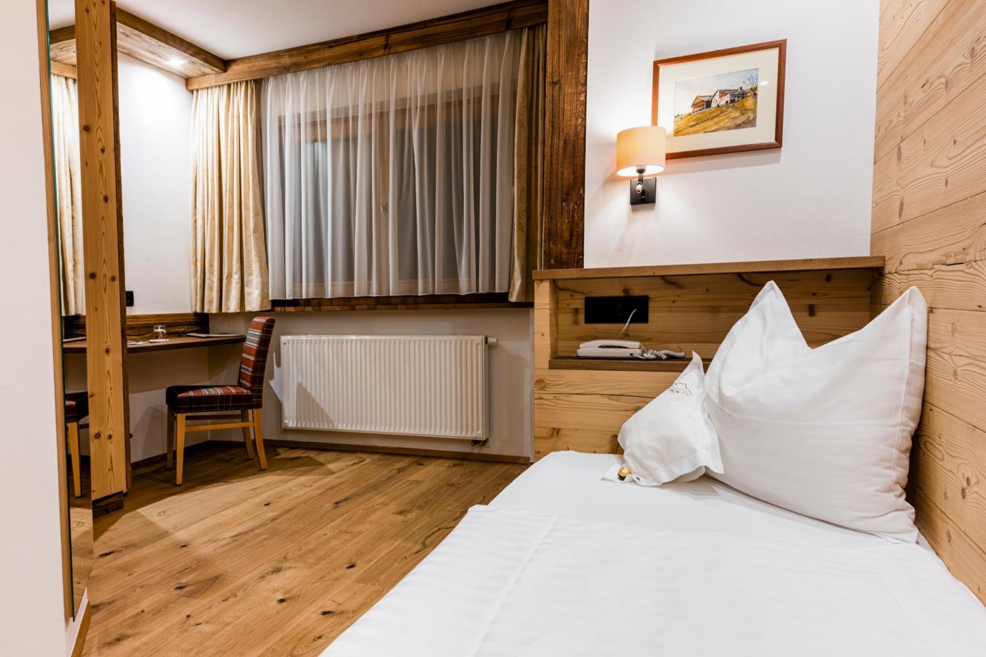 Garni Hotel Rosengarten B&B Selva di Val Gardena Ngoại thất bức ảnh