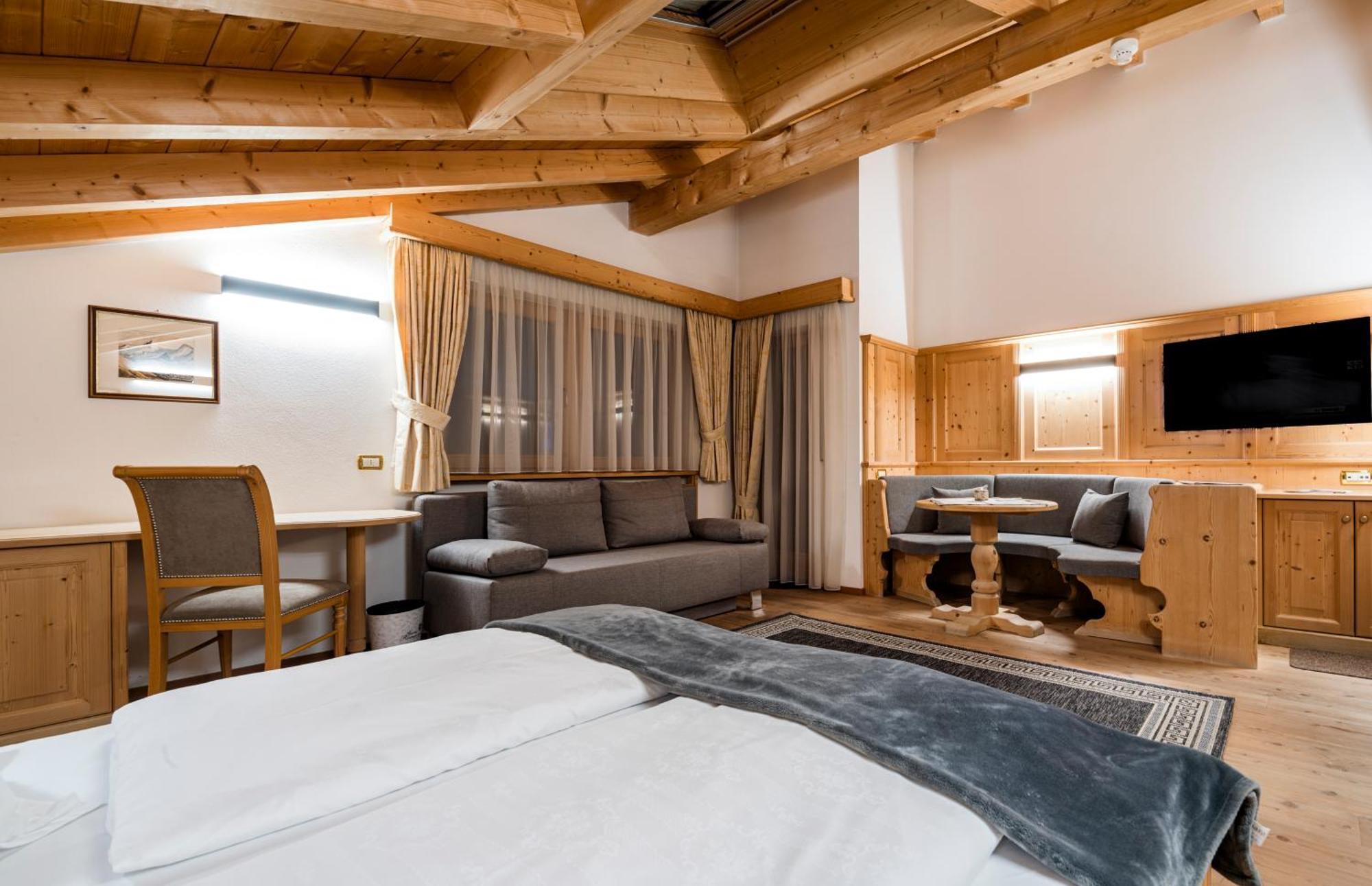 Garni Hotel Rosengarten B&B Selva di Val Gardena Ngoại thất bức ảnh