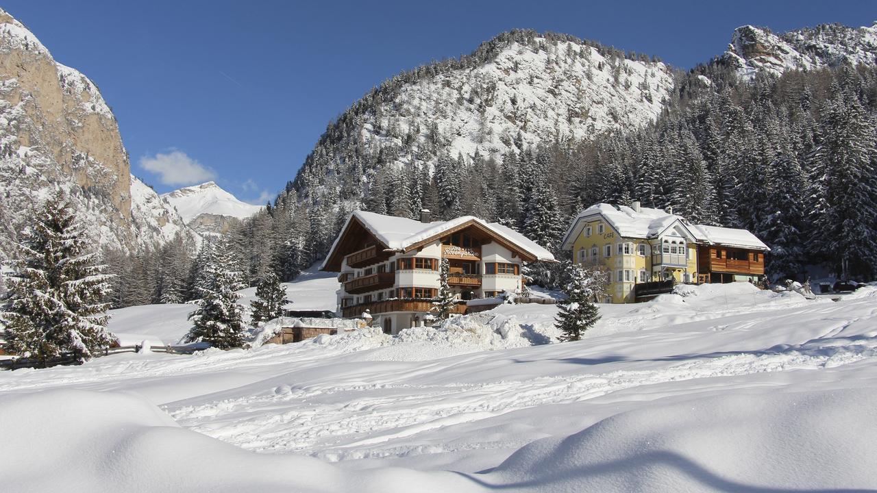 Garni Hotel Rosengarten B&B Selva di Val Gardena Ngoại thất bức ảnh